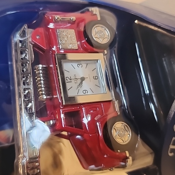 Elgin collectible mini clock fire engine needs battery sold as is . Great piece - Picture 4 of 5